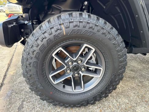 New 2025 Jeep Gladiator Mojave w/ Convenience Group image 3