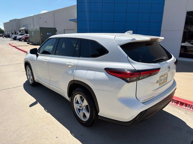 Used 2021 Toyota Highlander LE FWD image 9