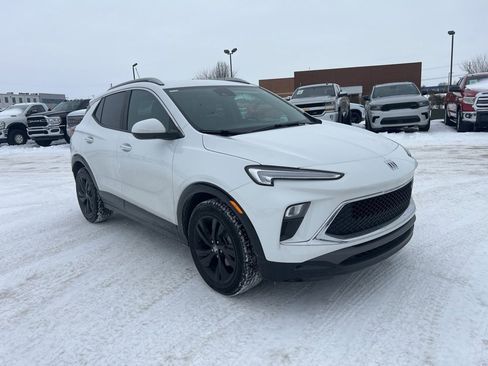 Used 2024 Buick Encore GX Sport Touring image 2