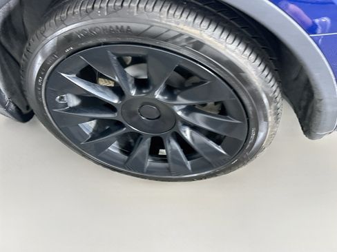 Used 2024 Tesla Model Y Long Range AWD/4WD image 11