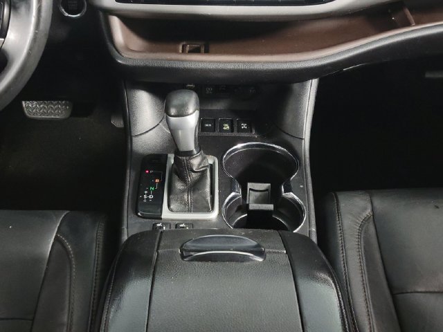 Used 2017 Toyota Highlander XLE AWD/4WD image 28