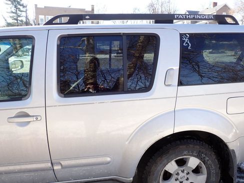 Used 2006 Nissan Pathfinder SE w/ (P01) Se Premium Pkg image 18