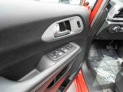 Used 2025 Chrysler Pacifica Limited FWD image 7