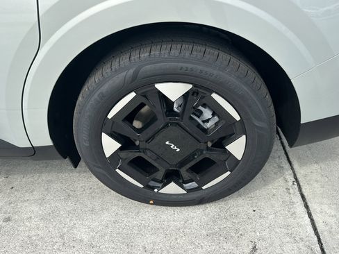New 2026 Kia Carnival EX FWD image 10