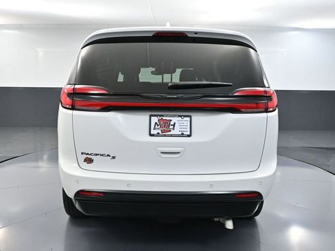 Used 2022 Chrysler Pacifica Touring-L w/ Uconnect Theater Family Group image 7