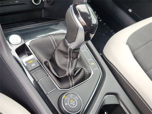 New 2025 Volkswagen Taos SE image 20