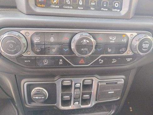 Used 2020 Jeep Wrangler Unlimited Sahara AWD/4WD image 17