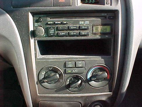 Used 2003 Hyundai Elantra GLS image 17