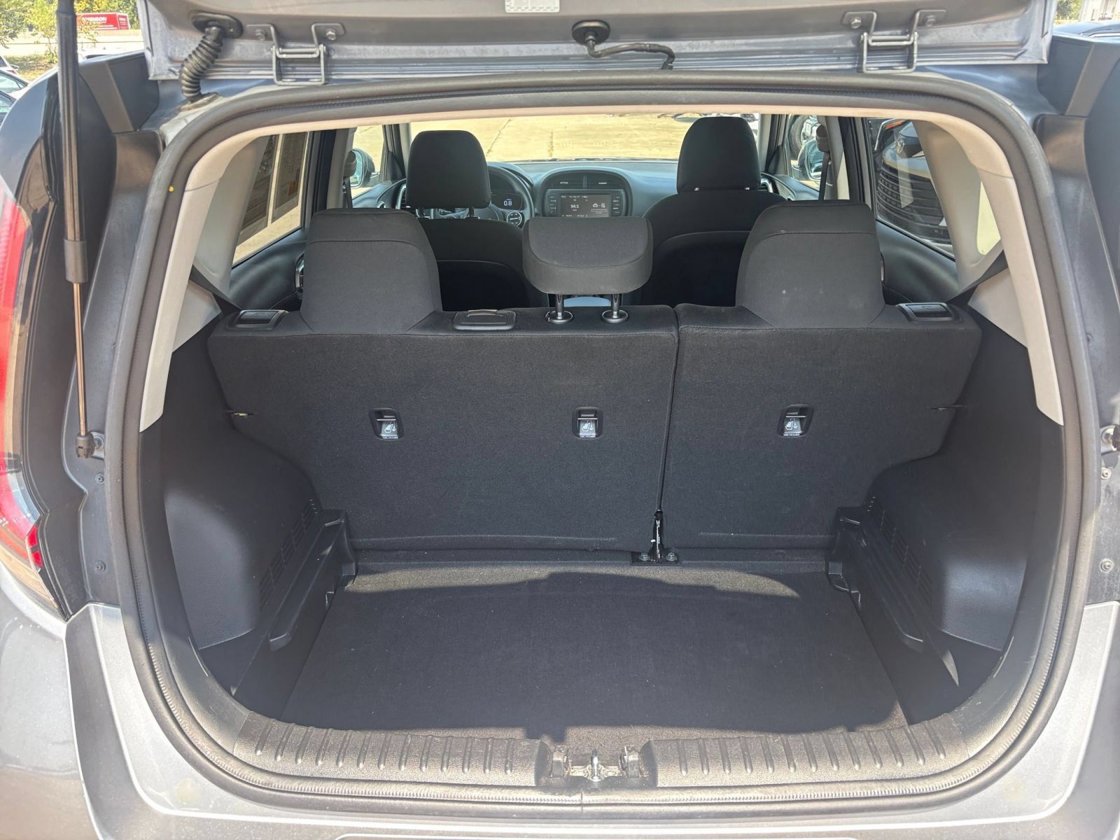 Used 2025 Kia Soul LX w/ LX Technology Package FWD image 28