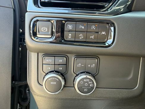 Used 2025 GMC Yukon XL AT4 AWD/4WD image 14