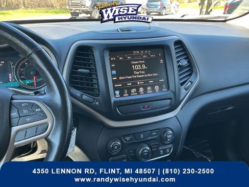 Used 2017 Jeep Cherokee Latitude w/ Cold Weather Group AWD/4WD image 20