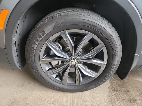 Used 2022 Volkswagen Tiguan SE image 3