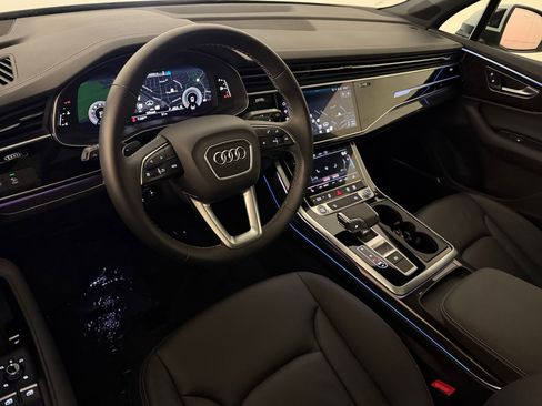 Used 2025 Audi Q7 2.0T Premium w/ Convenience Plus Package image 4