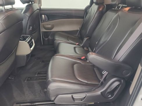 Used 2025 Kia Carnival FWD image 19