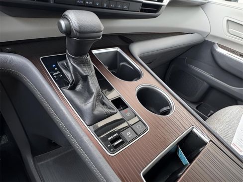 Used 2021 Toyota Sienna LE image 11