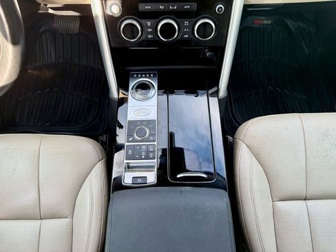 Used 2017 Land Rover Discovery HSE image 16