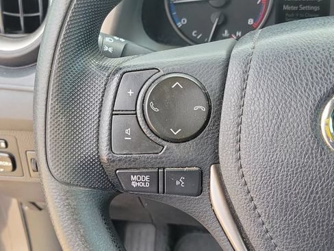 Used 2018 Toyota RAV4 LE FWD image 16