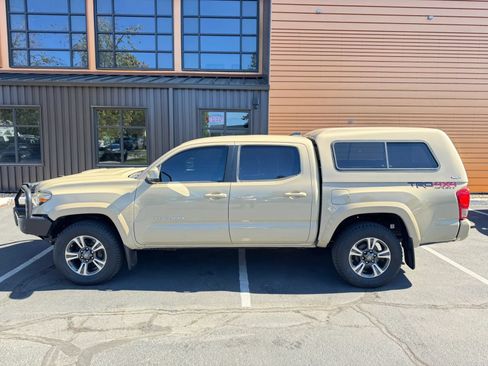Used 2017 Toyota Tacoma TRD Sport AWD/4WD image 2