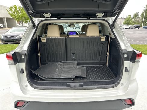 Certified 2024 Toyota Highlander XLE FWD image 34