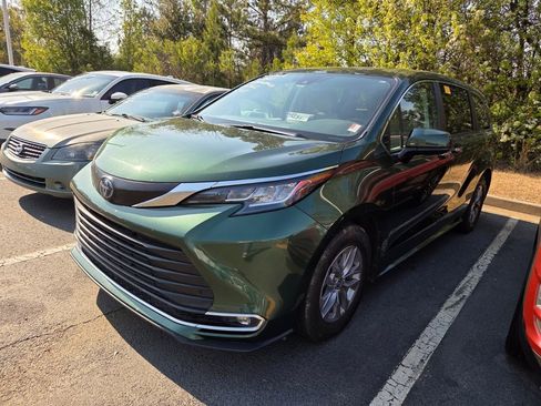 Used 2022 Toyota Sienna XLE image 3