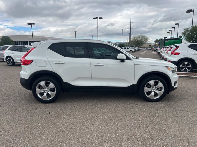 Used 2020 Volvo XC40 T4 Momentum FWD image 2