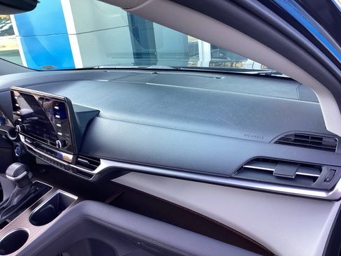 Used 2024 Toyota Sienna XLE image 18