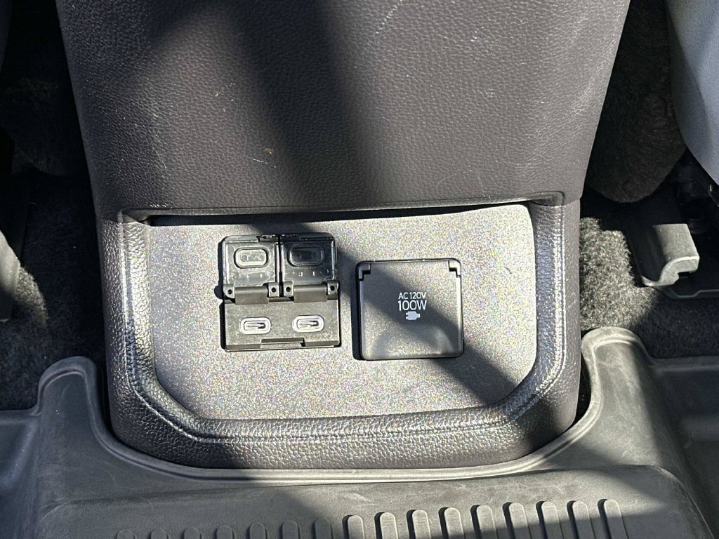 Used 2023 Toyota Highlander Platinum FWD image 22