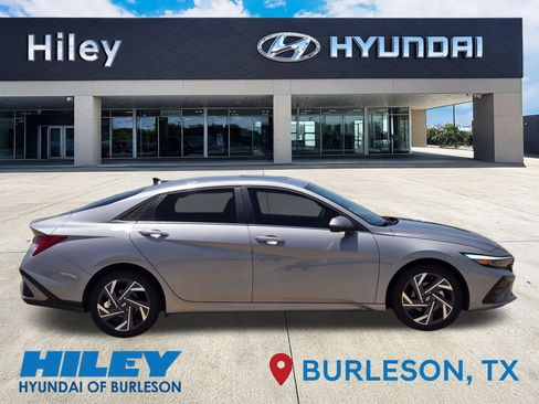Used 2025 Hyundai Elantra Limited FWD image 3