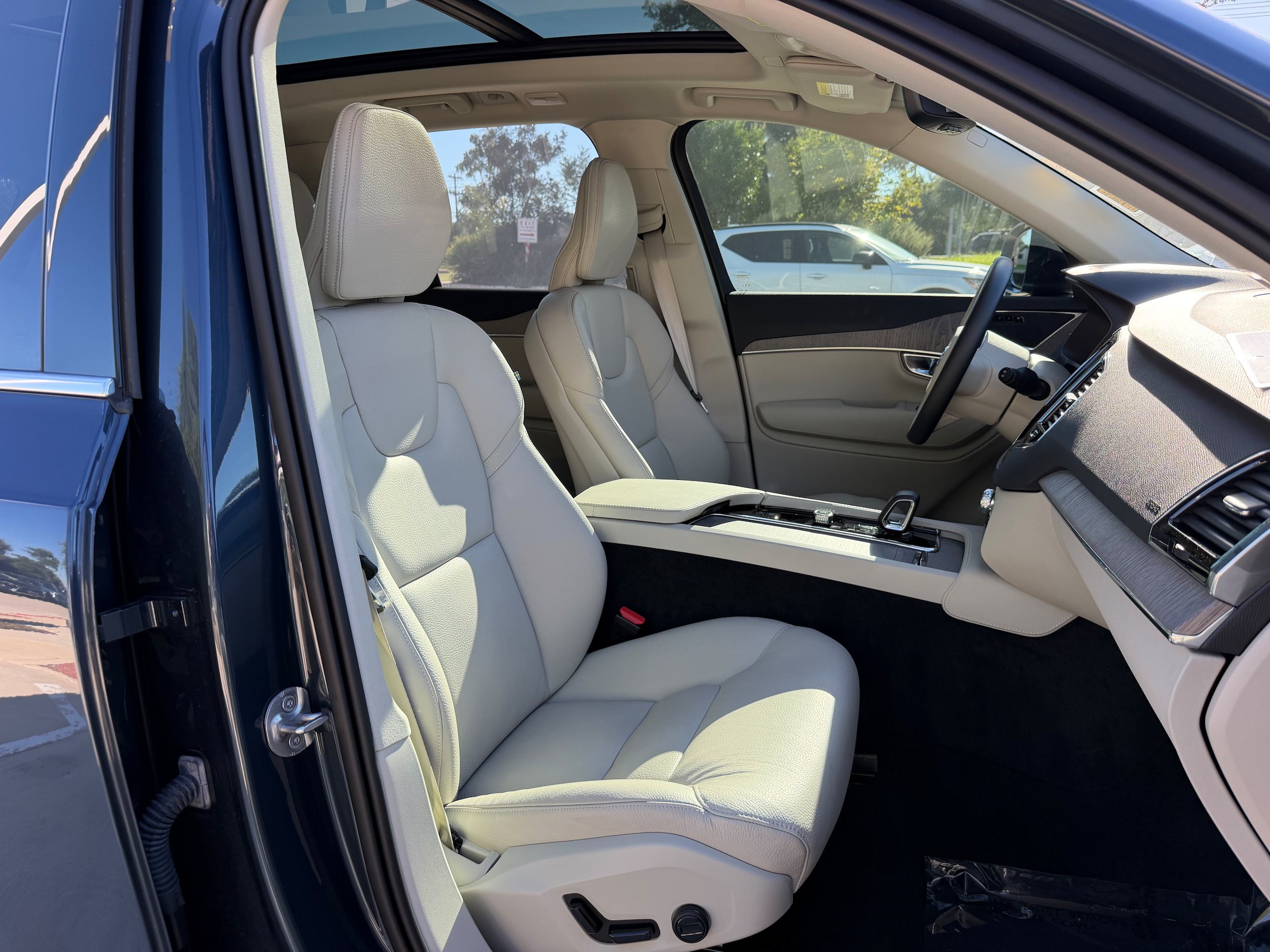 Certified 2025 Volvo XC90 B6 Plus w/ Protection Package Premier AWD/4WD image 10