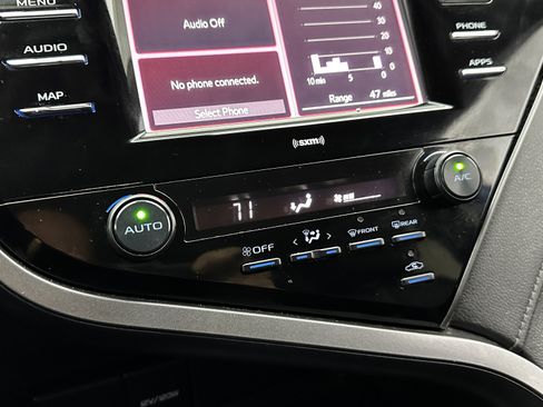 Used 2020 Toyota Camry SE image 16