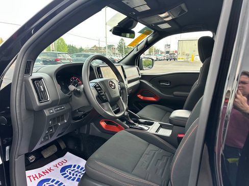 Used 2025 Nissan Frontier PRO-4X AWD/4WD image 9