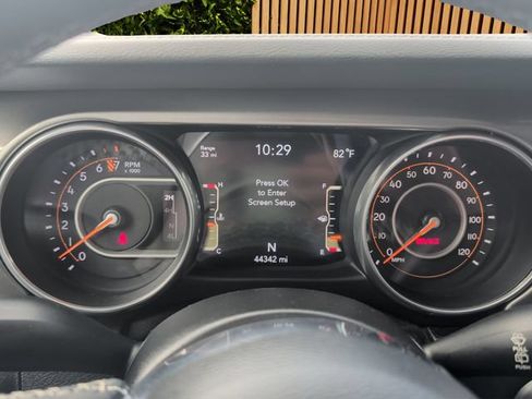 Used 2018 Jeep Wrangler Unlimited Sahara AWD/4WD image 18