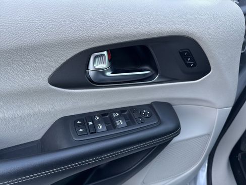 Used 2023 Chrysler Pacifica Touring-L image 12