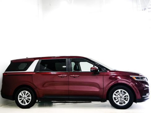 Used 2024 Kia Carnival LX FWD image 4