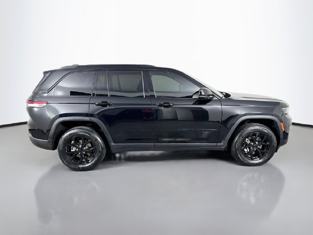 Used 2024 Jeep Grand Cherokee Altitude AWD/4WD image 5