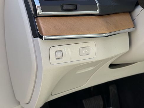 Certified 2022 Volvo XC90 T6 Momentum w/ Climate Package image 20