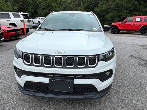 Used 2024 Jeep Compass Latitude AWD/4WD image 3