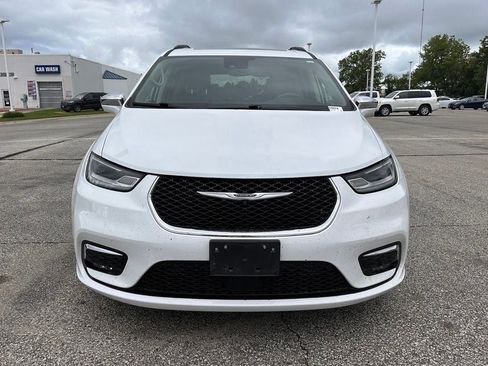 Used 2022 Chrysler Pacifica Limited w/ Uconnect Theater Family Group AWD/4WD image 2