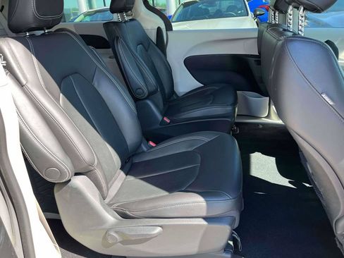 Used 2022 Chrysler Pacifica Touring-L FWD image 8