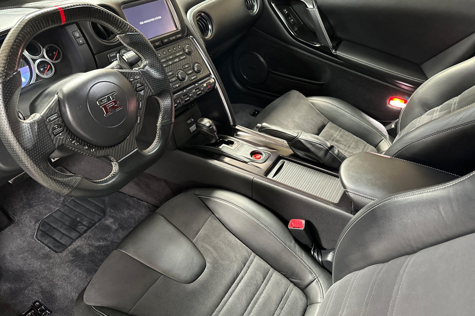 Used 2015 Nissan GT-R Premium AWD/4WD image 10