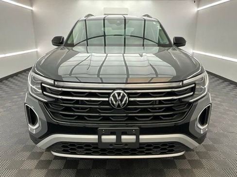 Used 2025 Volkswagen Atlas Peak Edition SE AWD/4WD image 3