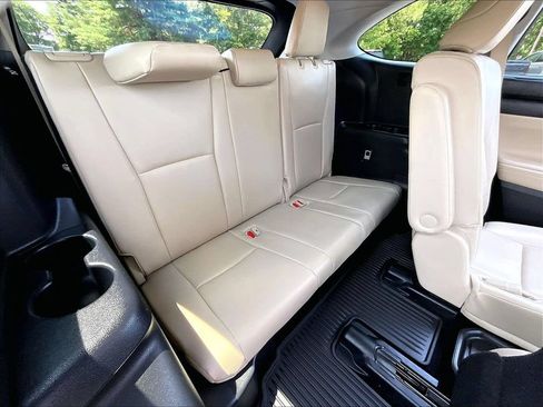 Used 2024 Toyota Highlander XLE FWD image 16