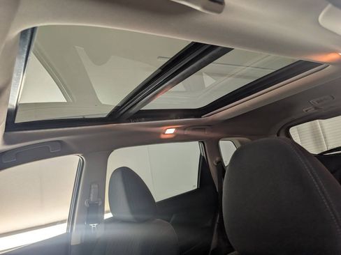 Used 2017 Nissan Rogue SV AWD/4WD image 14