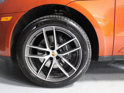 Certified 2025 Porsche Macan image 17