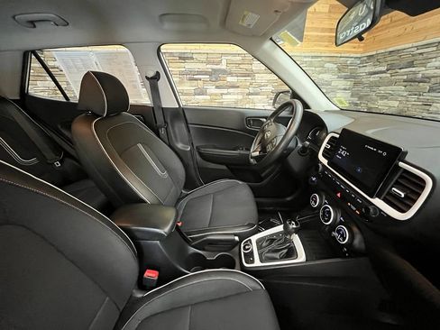 Used 2024 Hyundai Venue Limited FWD image 28