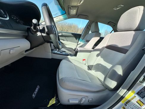 Used 2014 Toyota Camry LE image 11