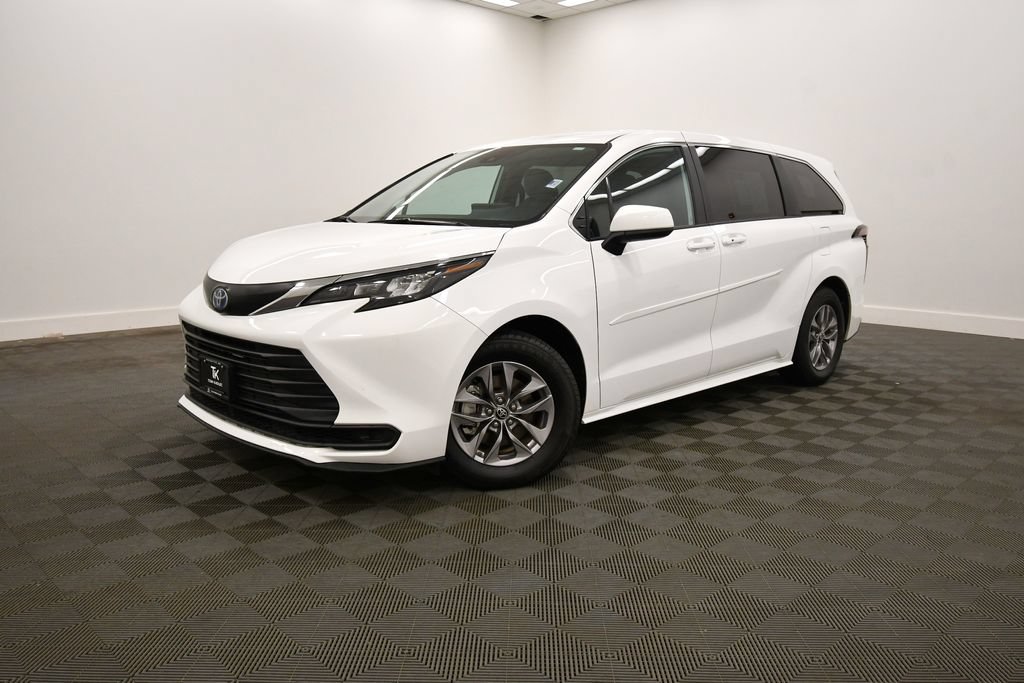 Used 2025 Toyota Sienna LE AWD/4WD image 2