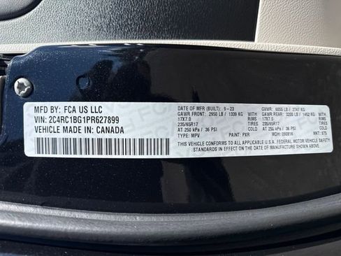 Used 2023 Chrysler Pacifica Touring-L FWD image 17