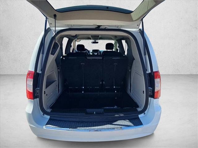 Used 2016 Chrysler Town & Country Touring FWD image 6