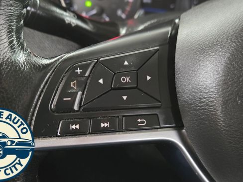 Used 2019 Nissan Rogue SV image 12